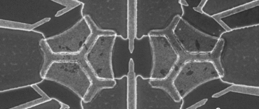 A grayscale image showing the outlines of a complex electrical device. A scanning electron microscope image of the "two-island" device, which researchers hope will pave the way toward a quantum simulator. 